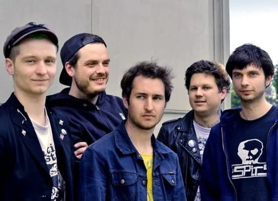 THE STRAPONES