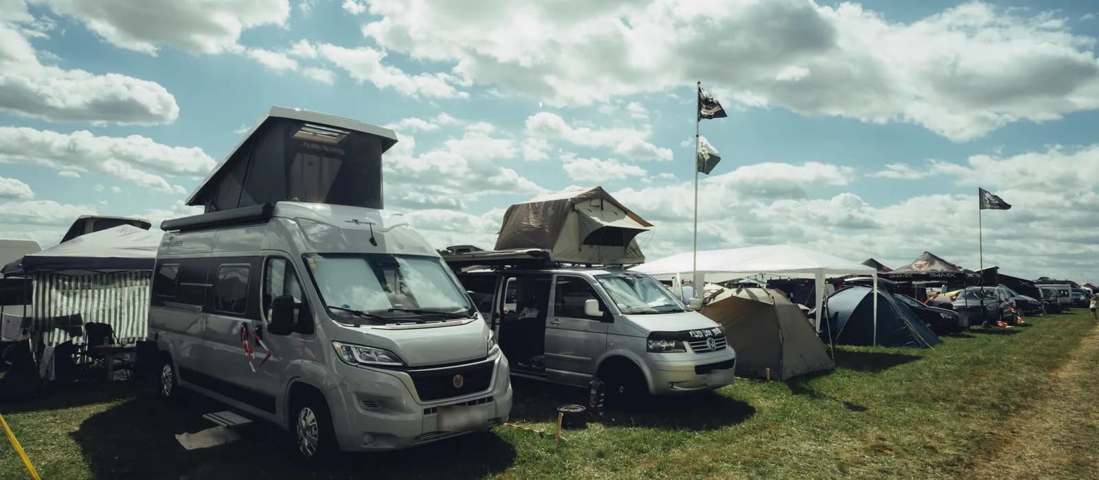 Parking Camp na Mighty Sounds - obytné dodávky a stany na vyhrazených parcelách