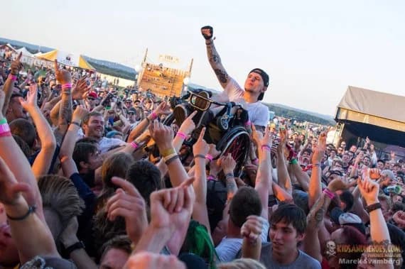 Zákon, který bere hygienikům pravomoc pokutovat hudební festivaly, byl schválen