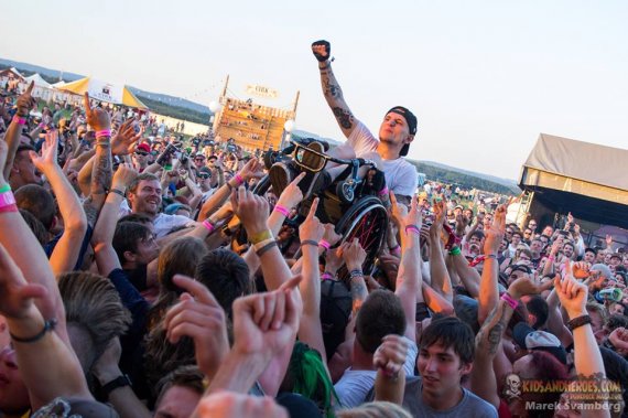 Zákon, který bere hygienikům pravomoc pokutovat hudební festivaly, byl schválen